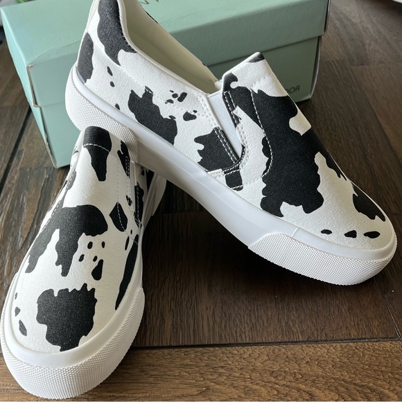 NWT BLACK & WHITE CANVAS COW PRINT SLIP ON SNEAKERS SIZE 7 - Picture 9 of 16